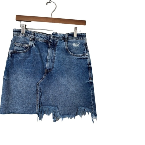 Zara Denim Fringe & Frayed Mini Skirt in Blue Wash Size Medium - Picture 2 of 8